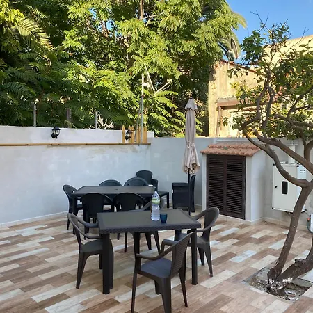 Casa Con Cucina In Giardino E Parcheggio